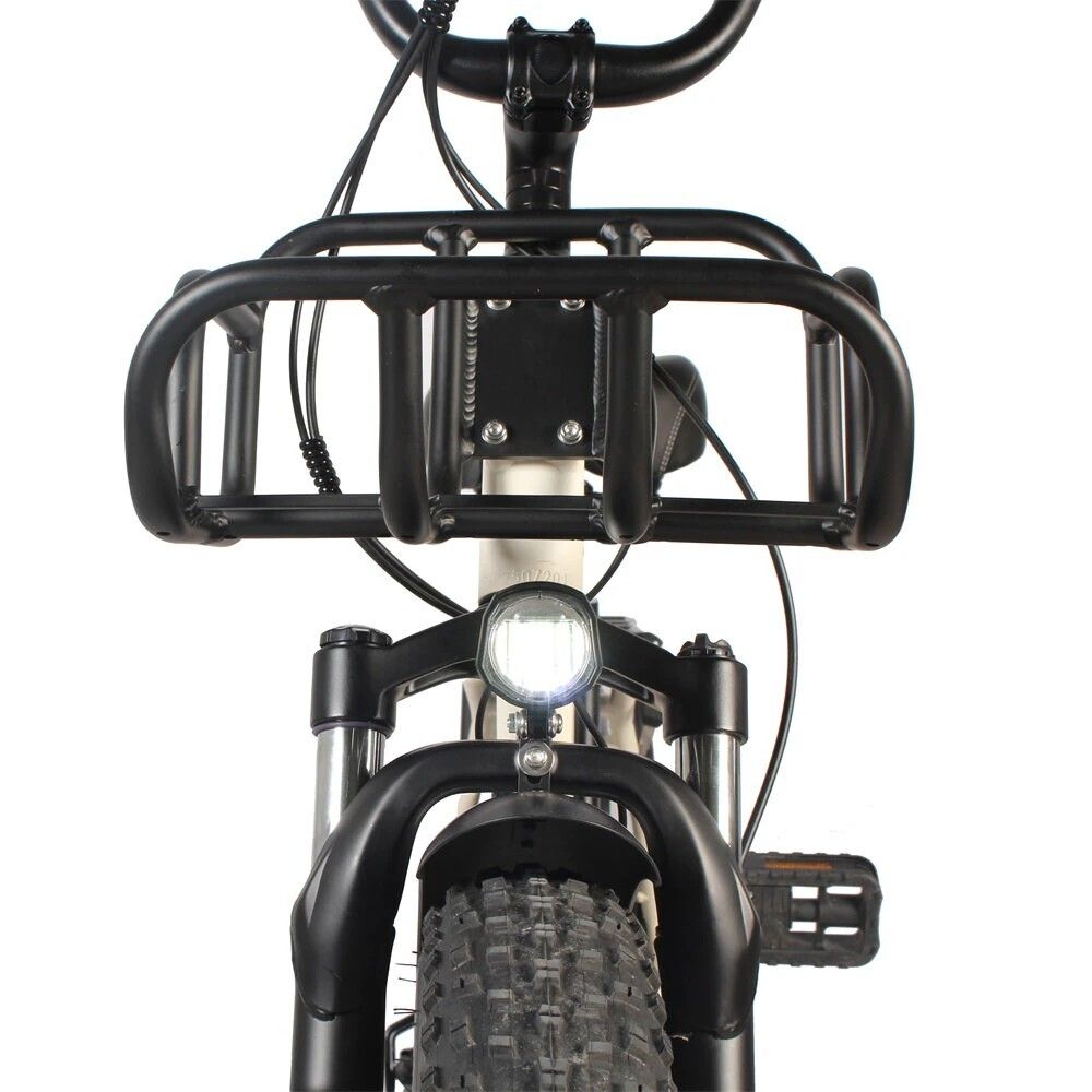 Nahaufnahme des Frontkorbs und der Scheinwerfer eines Elektrofahrrads. Marke: Univercycle.