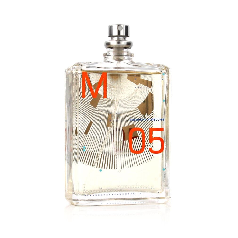 Quadratischer Flakon mit silbernem Sprühkopf. Orangefarbene "05" und "M" auf dem Flakon. Klarer Inhalt.