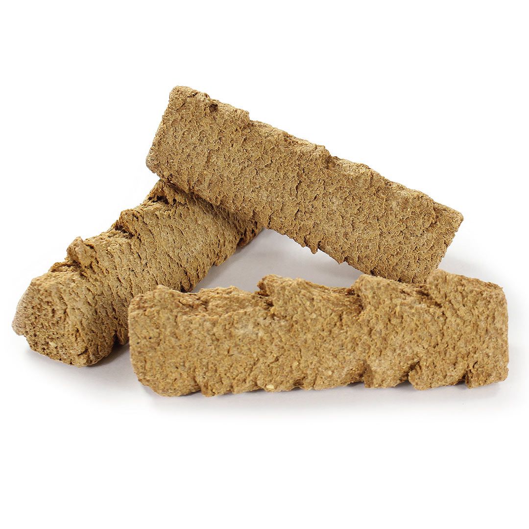 Drei rechteckige Hundekuchen. Sie sind hellbraun und haben eine raue, unebene Oberfläche. Die Kanten sind gezahnt.