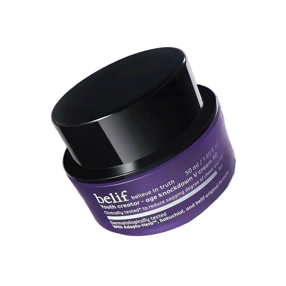 Belif Youth Creator Age Knockdown V Cream in einem violetten Tiegel mit schwarzem Deckel, schräg dargestellt.