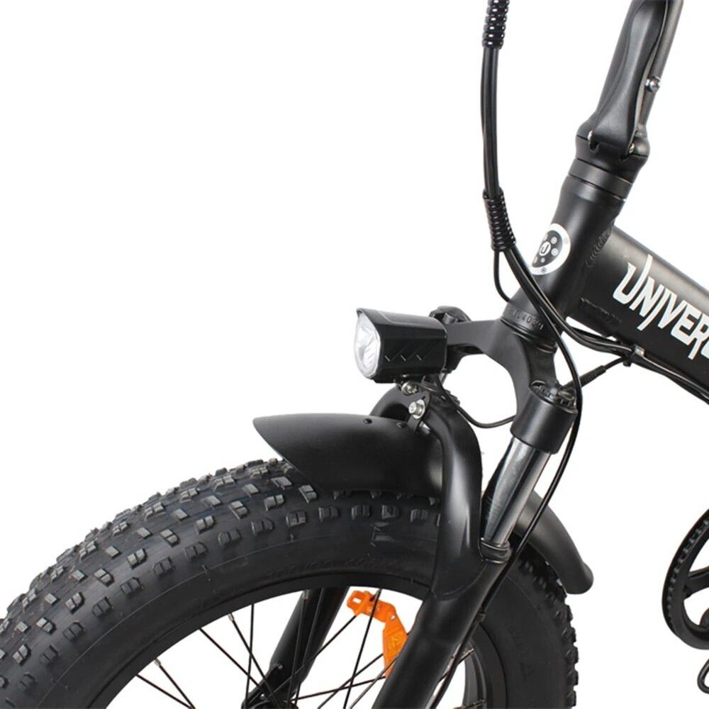 Vorderansicht des Fahrrads. Scheinwerfer, Schutzblech und UNIVERCYCLE Schriftzug.