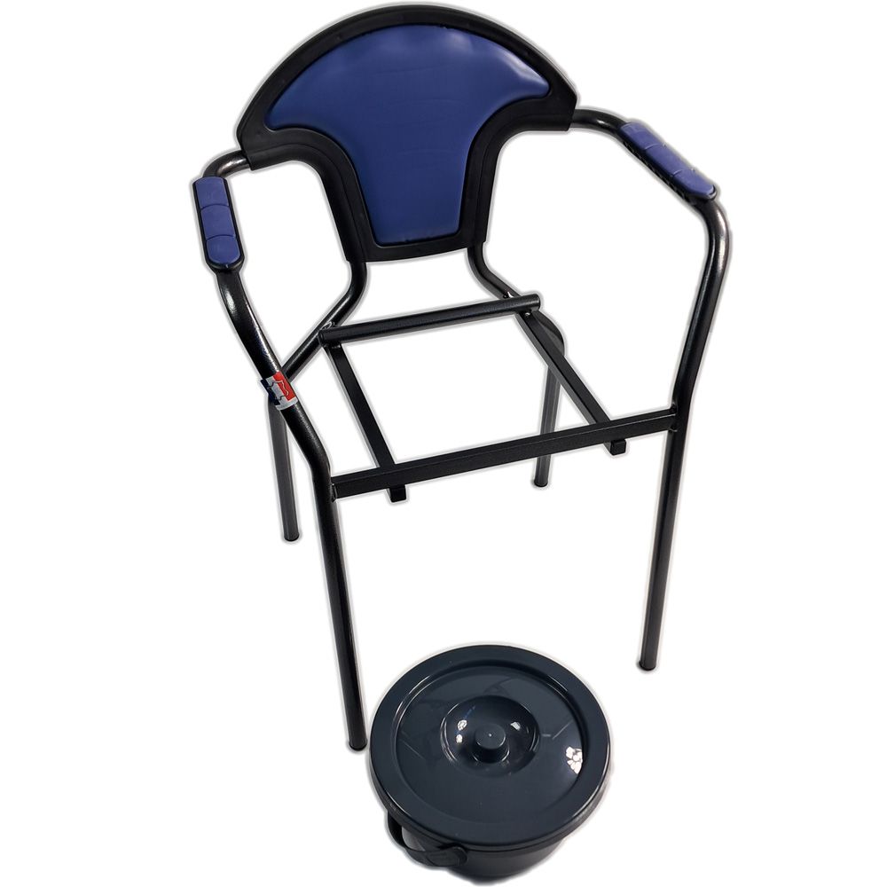 Toilettenstuhl, blau gepolstert, mit Armlehnen und Rückenlehne. Schwarzes Metallgestell. Auffangbehälter separat.