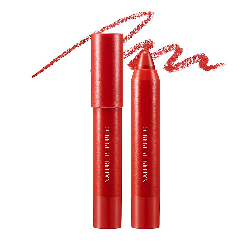 Zwei rote Lippenstiftstifte. Aufschrift: NATURE REPUBLIC ECO CRAYON LIP VELVET. Roter Strich.