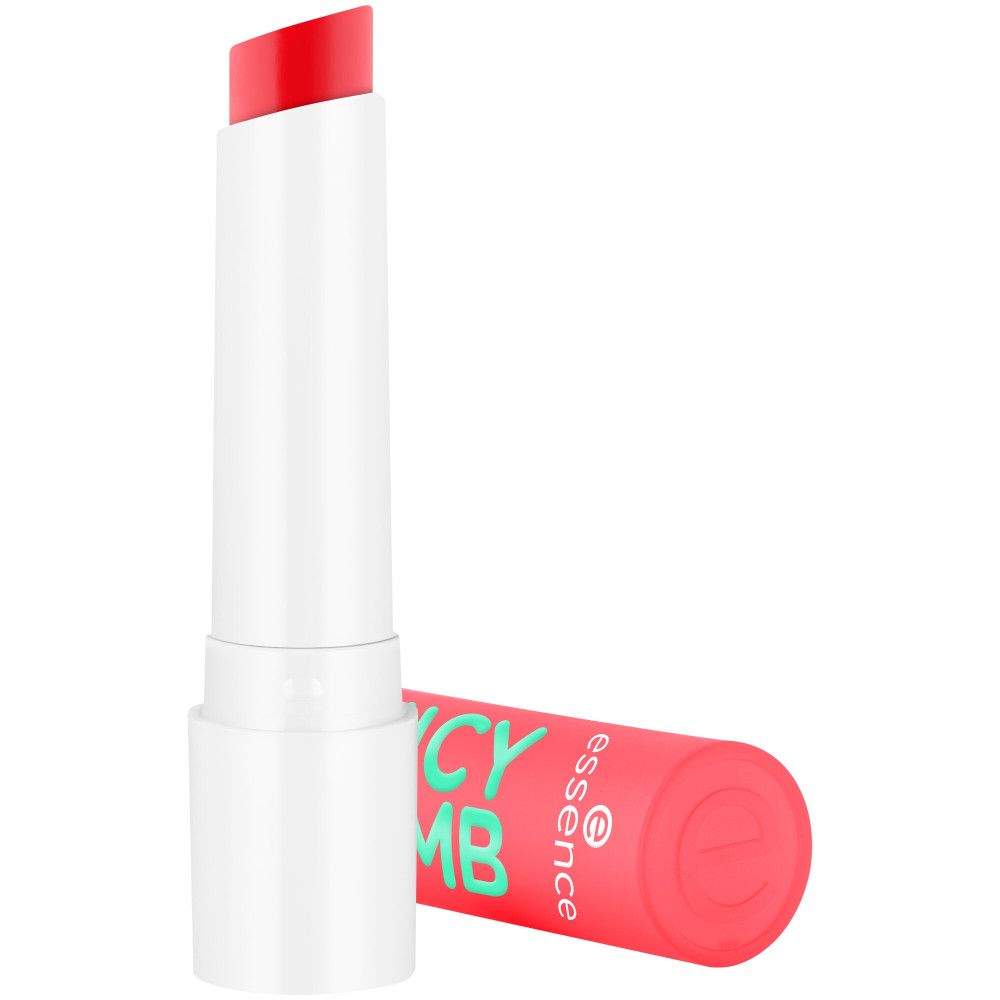Lippenbalsam, weißer Stift mit rotem Balsam. Auf dem Stift steht "JUICY BOMB" in Grün. Daneben liegt ein weiterer Stift.