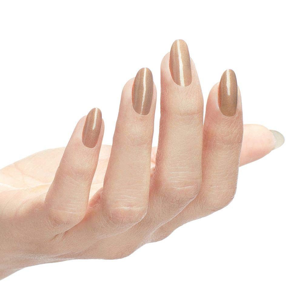 Hand mit lackierten Nägeln. Beige-goldener Farbton. Ovale Form.