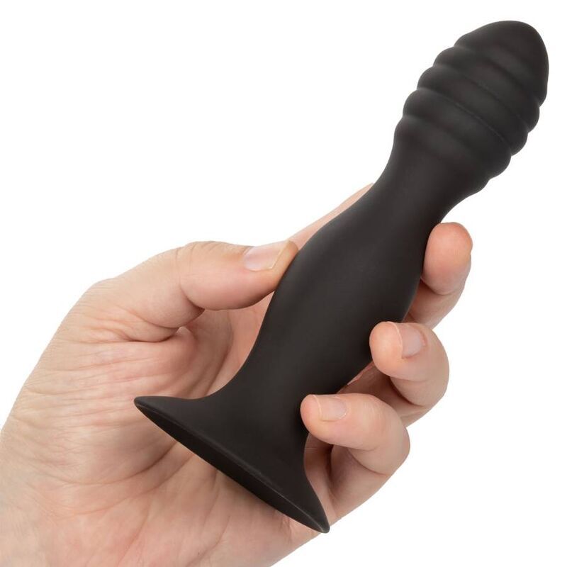 Schwarzer Anal-Stift mit gerippter Spitze und Saugnapf-Basis. In Hand gehalten.