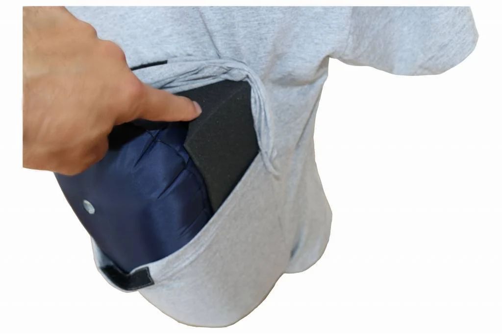 Person liegt auf dem Bauch, trägt graues T-Shirt mit Rückenteil. Kopf zur Seite, Arm ausgestreckt.