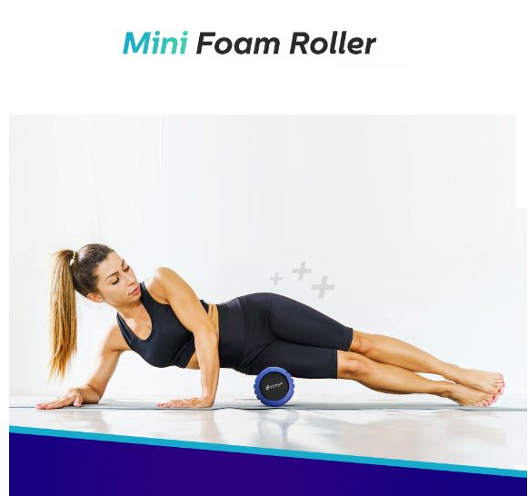 Frau liegt auf dem Boden und verwendet einen blauen Faszienroller. Text: Mini Foam Roller. VITALIC-Logo.