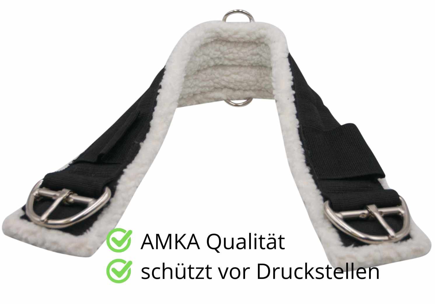 Sattelgurt in V-Form mit schwarzem Mittelteil, weißem Fell und silbernen Schnallen. Text: AMKA Qualität, schützt vor Druckstellen.