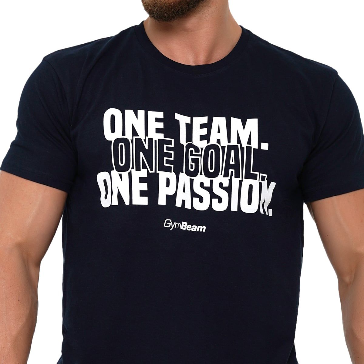 Dunkelblaues T-Shirt mit weißem Aufdruck 'ONE TEAM. ONE GOAL. ONE PASSION.' und GymBeam-Logo.