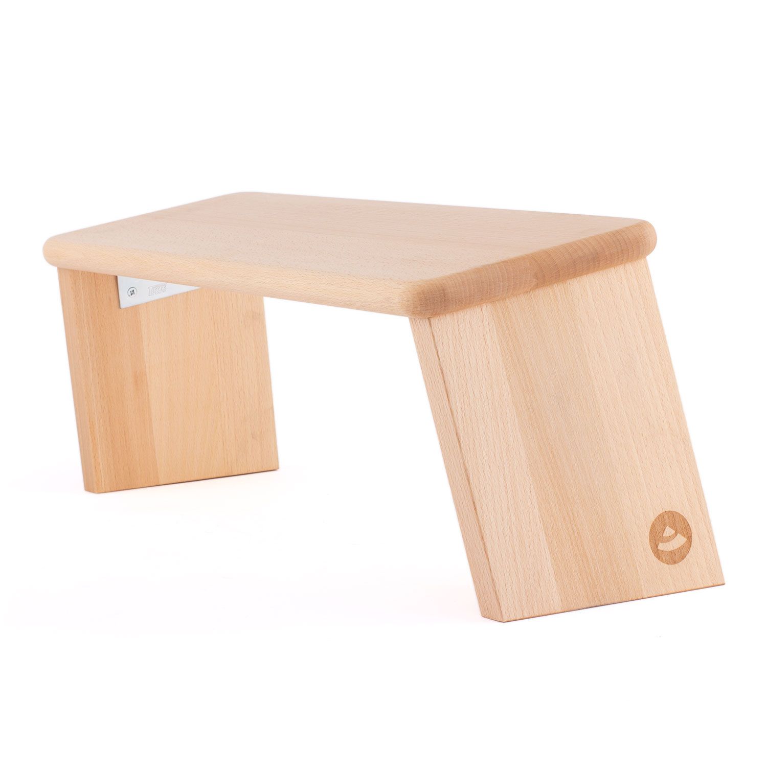 Klappbare Meditationsbank aus geöltem Buchenholz. Rechteckige Sitzfläche, schräge Beine. Holzfarbe hell.