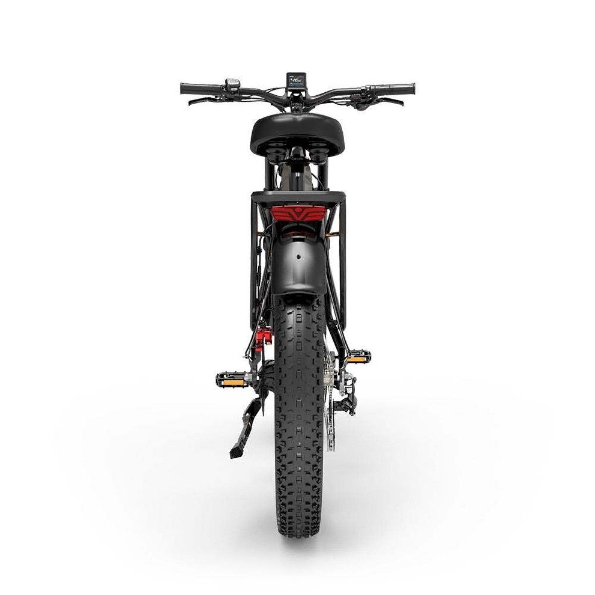 Rückansicht eines schwarzen E-Bikes. Breiter Reifen, Rücklicht, Gepäckträger. Pedale und Kette sichtbar.