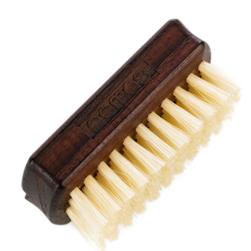 Reisenagelbürste mit Holzgriff und Naturborsten. Das Produkt ist von REMOS.