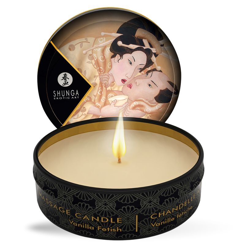 Massagekerze mit Aroma Vanille in Dose. Schwarze Dose mit goldenem Deckel. Aufschrift: Massage Candle, Vanilla Fetish. Flamme brennt.