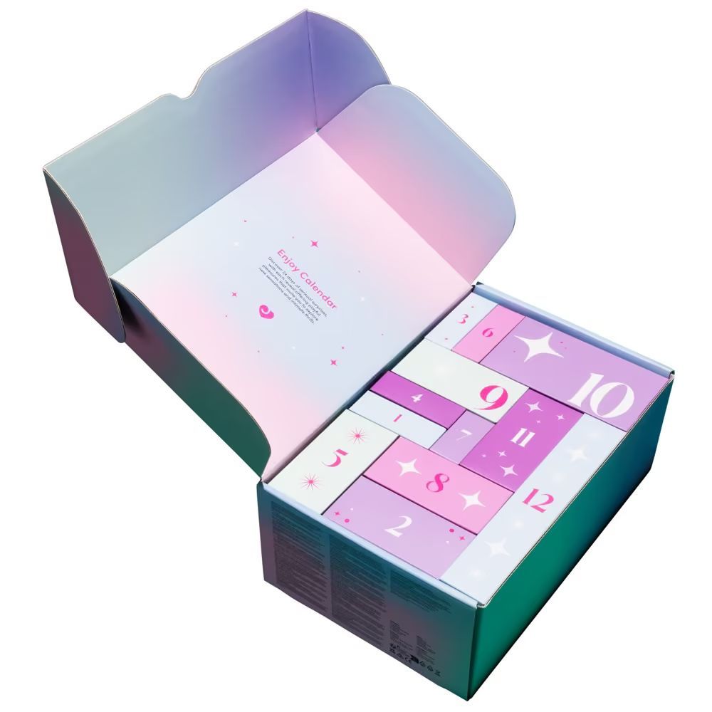 Ein geöffneter Adventskalender mit 24 nummerierten Schachteln, gefüllt mit Produkten.