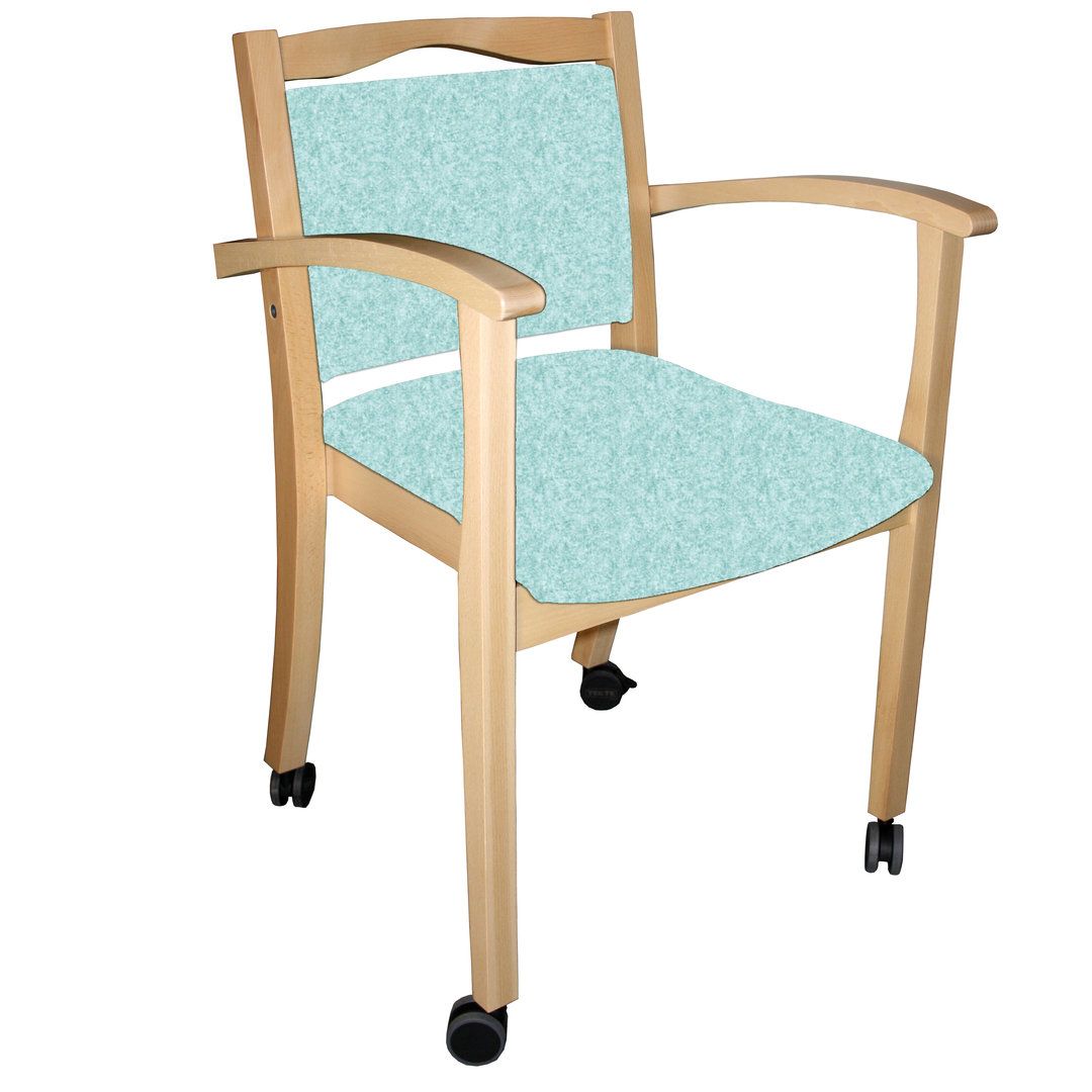 Seniorenstuhl mit Armlehnen und Rollen. Holzrahmen, grüne Sitzfläche und Rückenlehne. Vier Rollen an den Beinen.