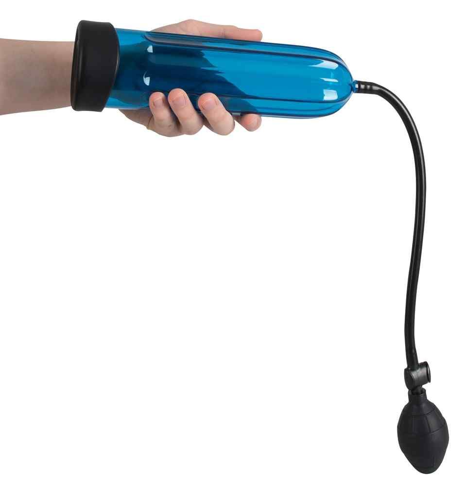 Hand hält eine blaue Penis-Pumpe mit schwarzem Balg und Schlauch.