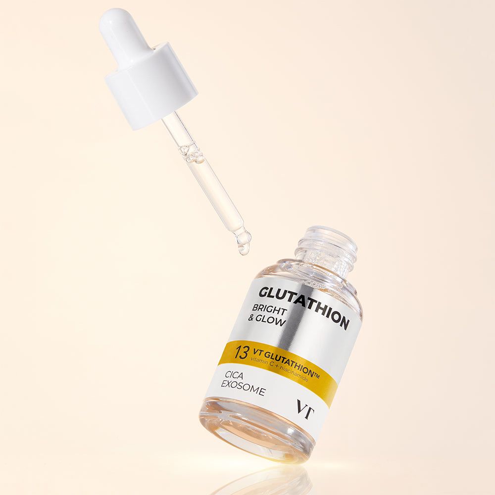 Glasflasche mit Pipette. Aufschrift: Glutathion Bright & Glow, 13 VT Glutathion Cica Exosome. Weißer Deckel.