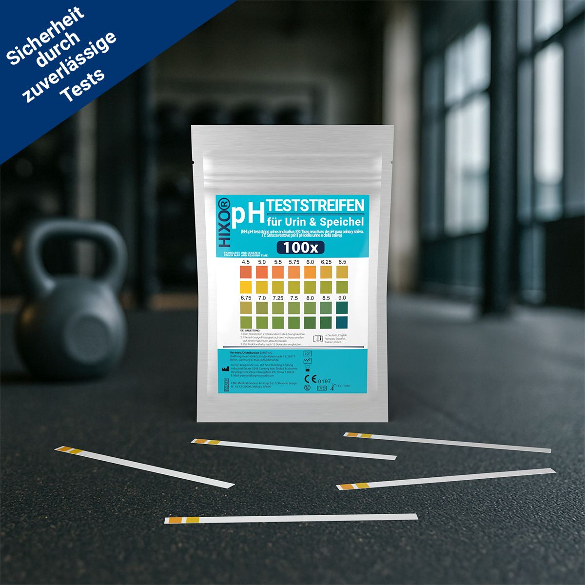 Verpackung mit pH-Teststreifen. Streifen liegen daneben. Hintergrund: Fitnessstudio.