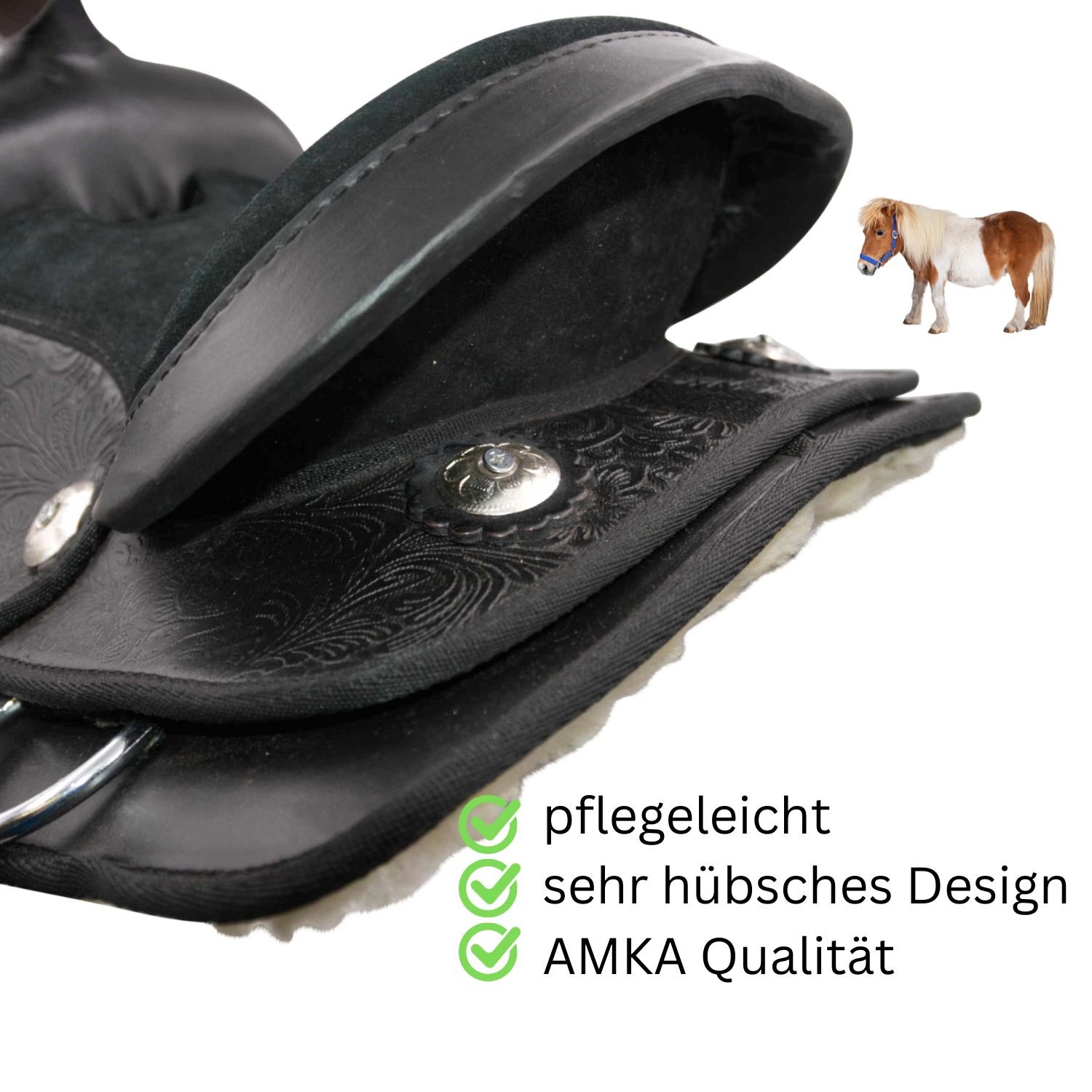 Nahaufnahme eines schwarzen Ponywesternsattels. Text: pflegeleicht, sehr hübsches Design, AMKA Qualität. Kleines Pony.