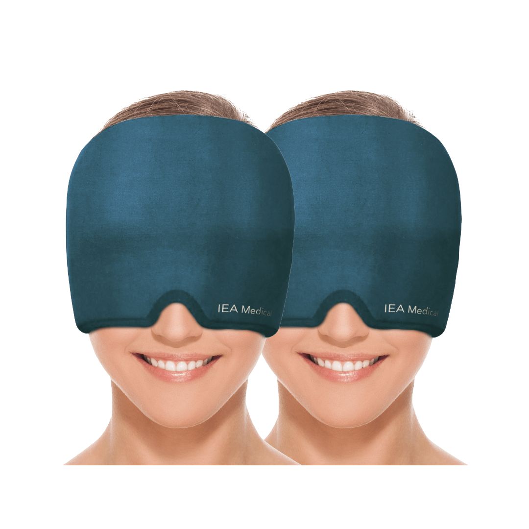 Zwei blaue IEA Medical Migränemasken. Die Masken bedecken die Augenpartie. Auf jeder Maske ist der Markenname zu sehen.