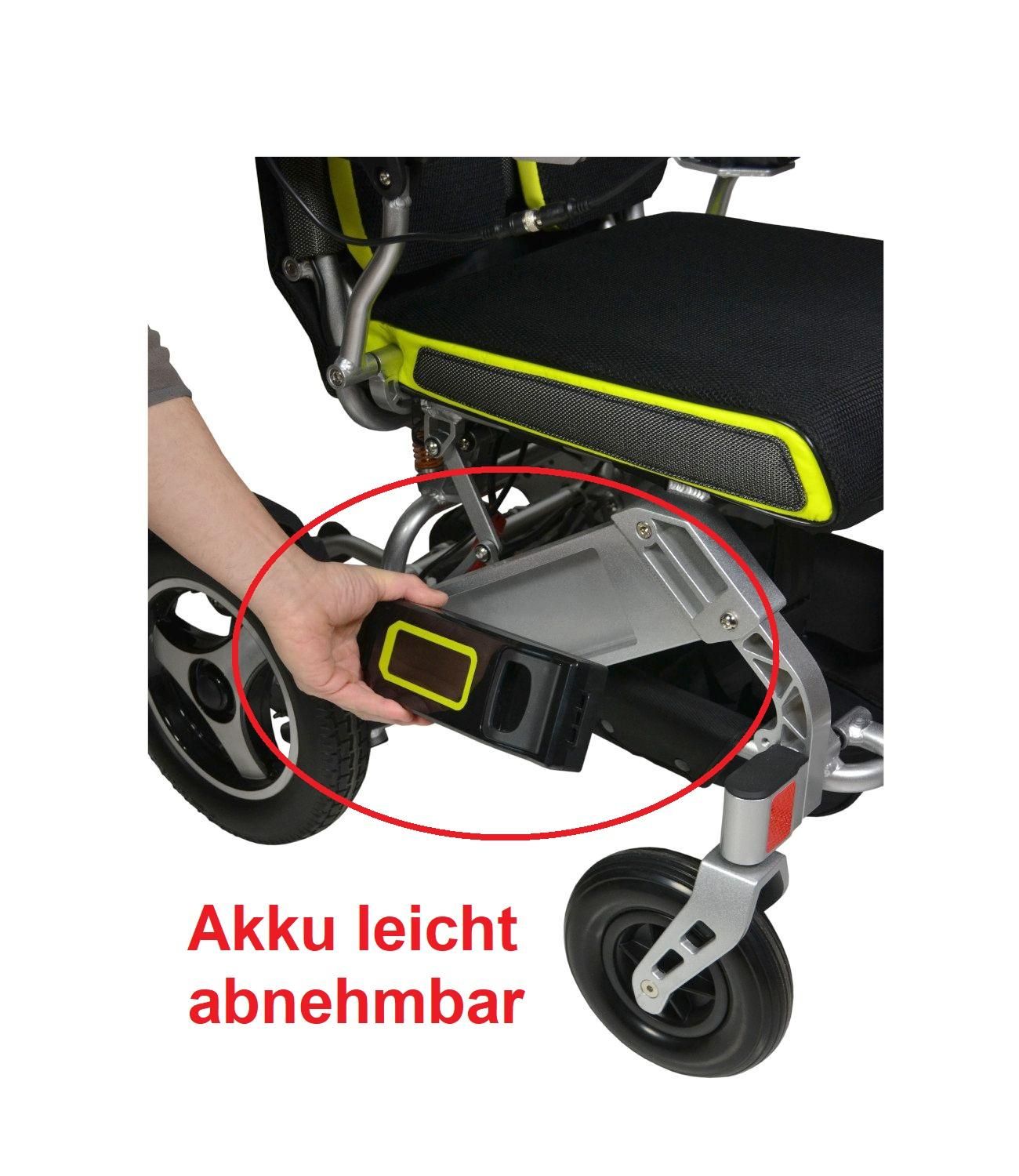 Nahaufnahme des Elektrorollstuhls. Eine Hand entnimmt einen Akku. Text: Akku leicht abnehmbar.