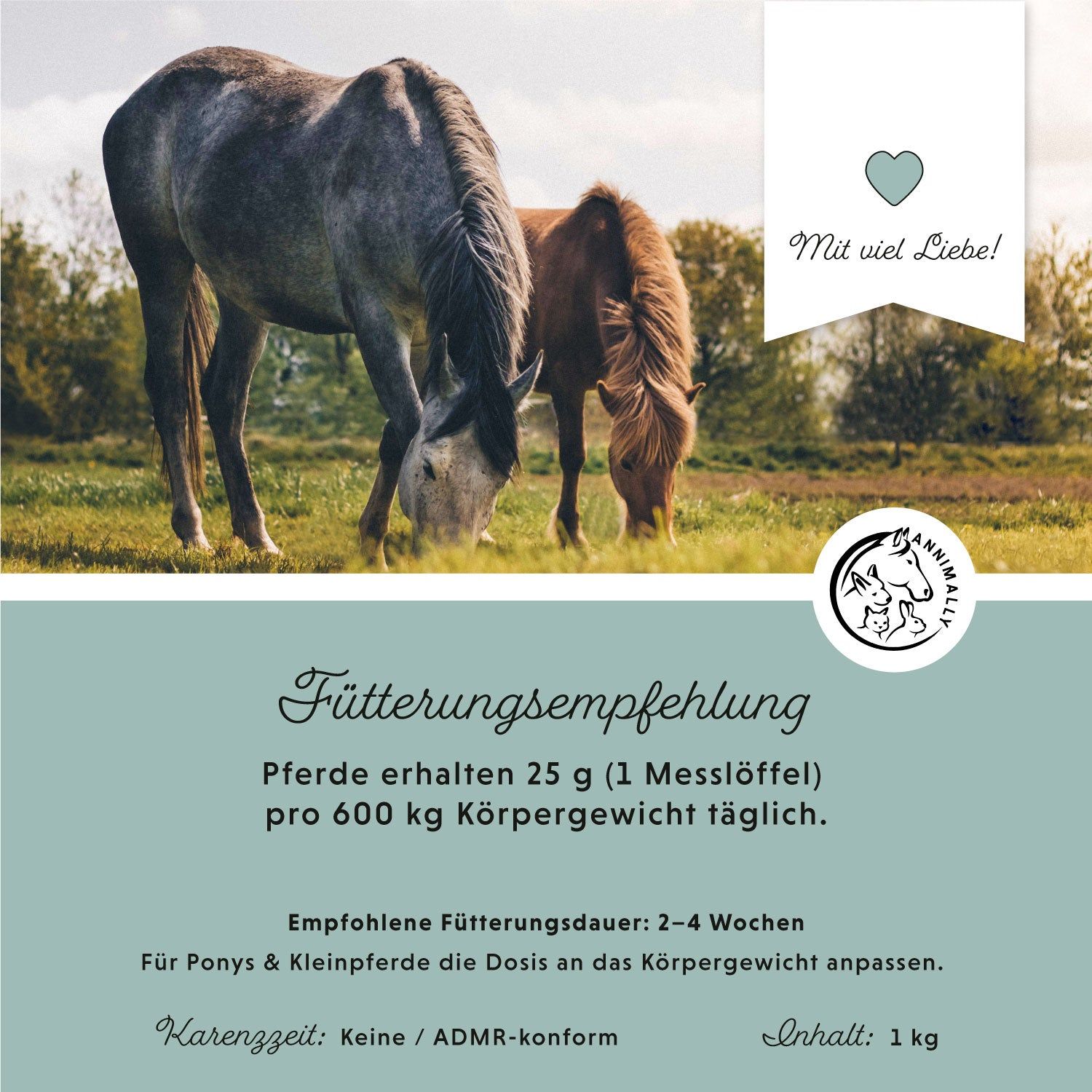 Zwei Pferde grasen auf einer Wiese. Textfeld mit Text über Fütterungsempfehlung. Logo mit Pferd und Kaninchen. 1 kg Inhalt.