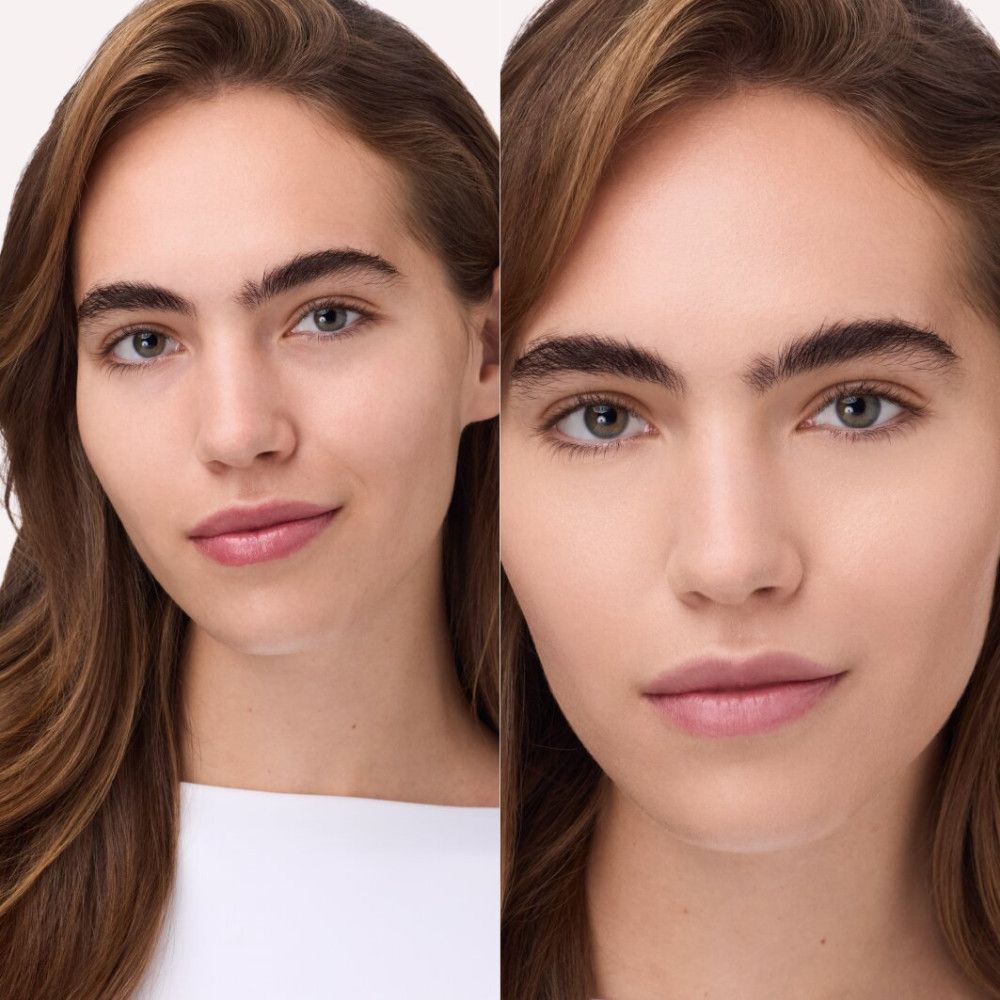 Vorher-Nachher-Bild einer Frau. Links: ungeschminktes Gesicht. Rechts: Gesicht mit Make-up. Hautton ausgeglichen.