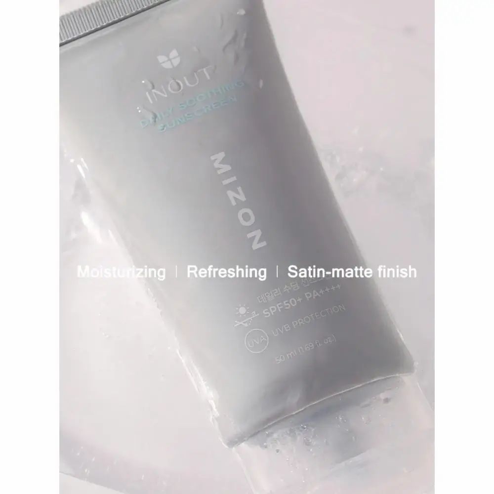 Graue Tube im Wasser. Text: INOUT, DAILY SOOTHING SUNSCREEN, MIZON, SPF50+ PA++++. Text: Moisturizing, Refreshing, Satin-matte finish.