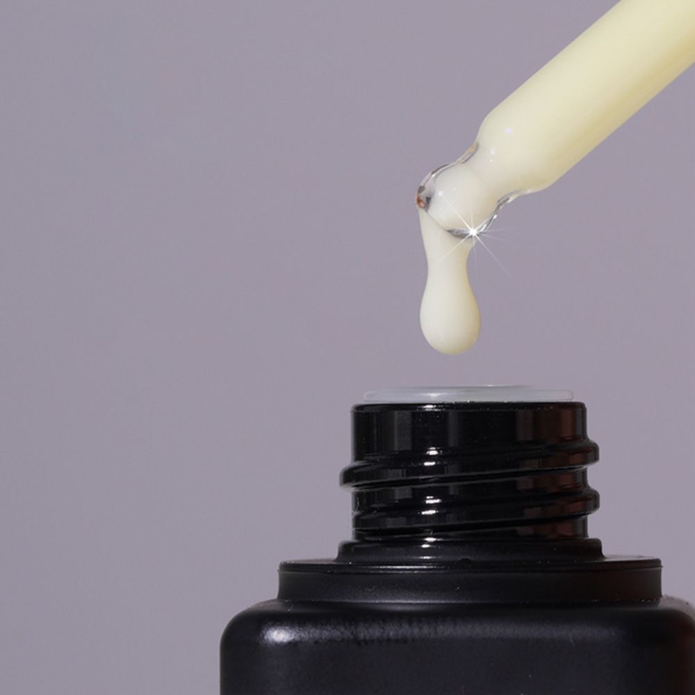 Tropfen ISNTREE Hyper Retinol EX 1.0 Serum fallen aus der Pipette.