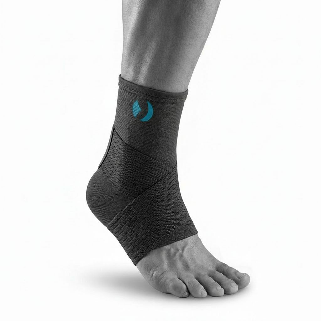 Schwarze Sprunggelenkbandage mit blauem Logo. Anatomische Form, Kreuzband-System. Für den Fuß.