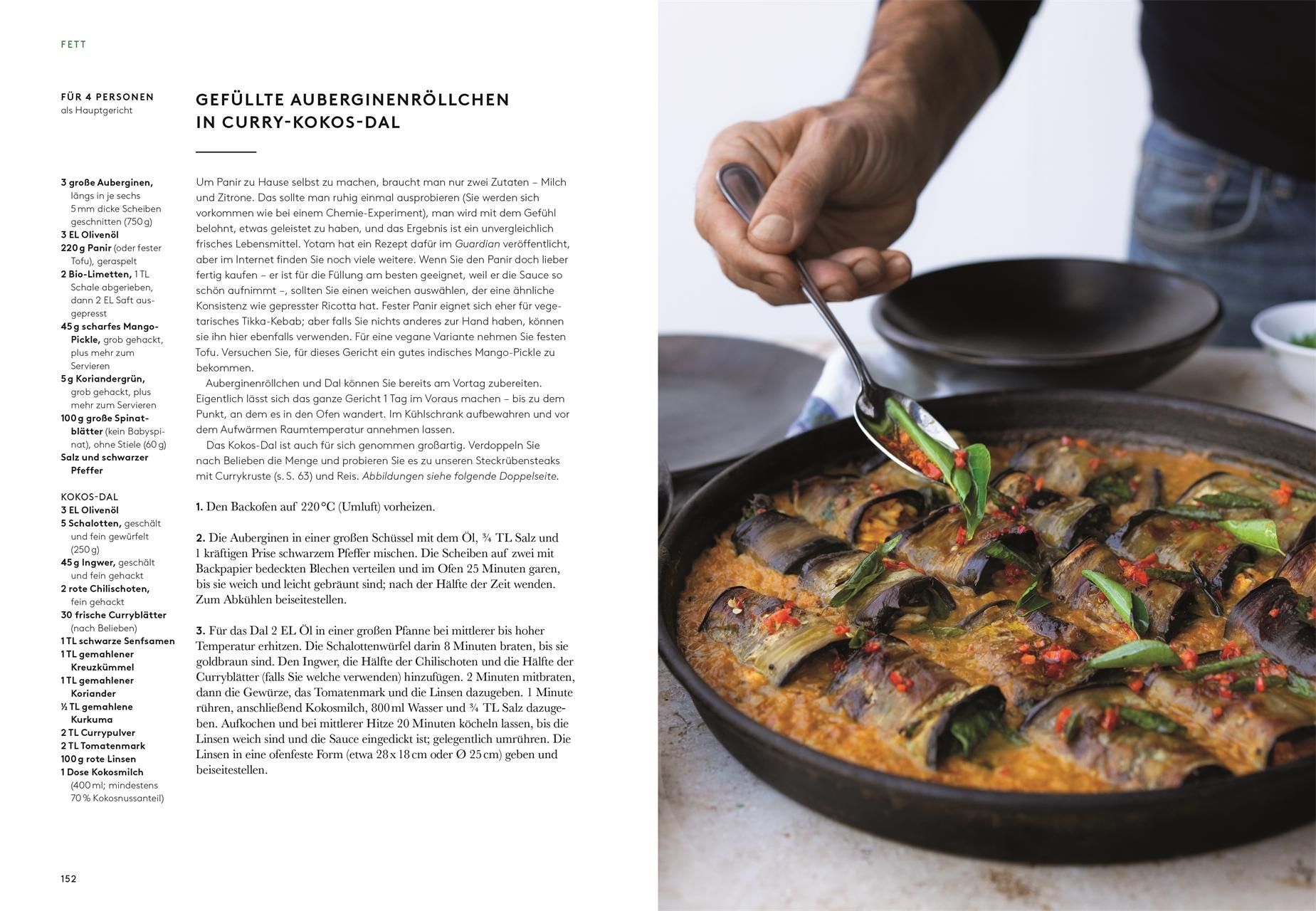 Kochbuchseite mit Rezept für gefüllte Auberginen. Zutatenliste und Zubereitungsschritte. Gericht in Pfanne.