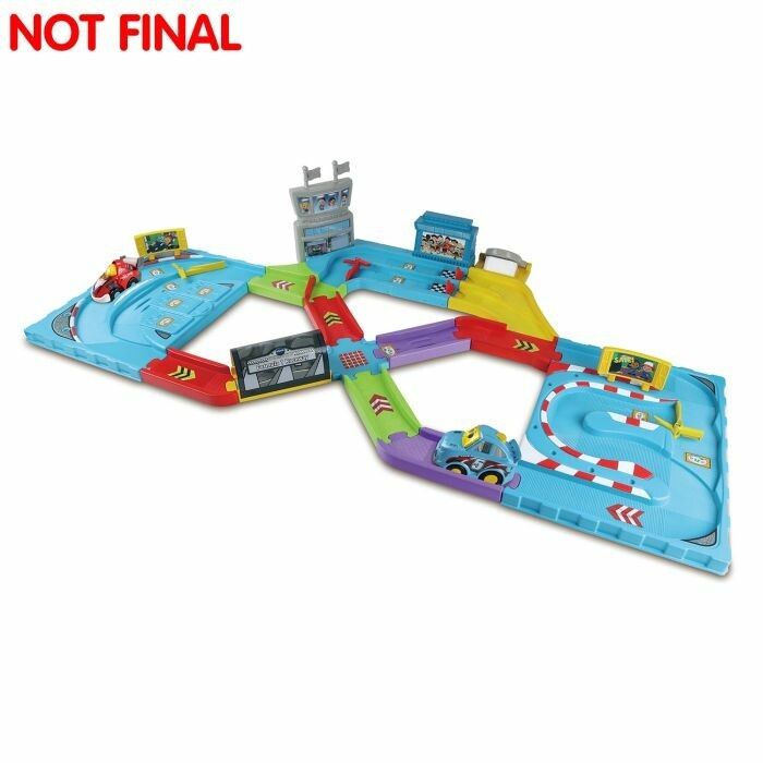 Spielzeug-Rennstrecke mit blauen, roten, gelben und grünen Streckenabschnitten. Zwei Spielzeugautos fahren auf der Strecke. Flaggen und Anzeigetafeln.