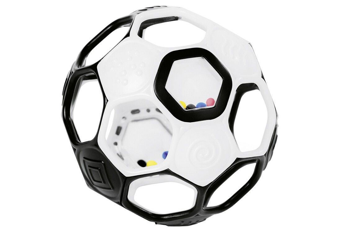 Fußball aus Kunststoff, weiß mit schwarzen Elementen. Sechseckige Öffnungen. Im Inneren farbige Kugeln.