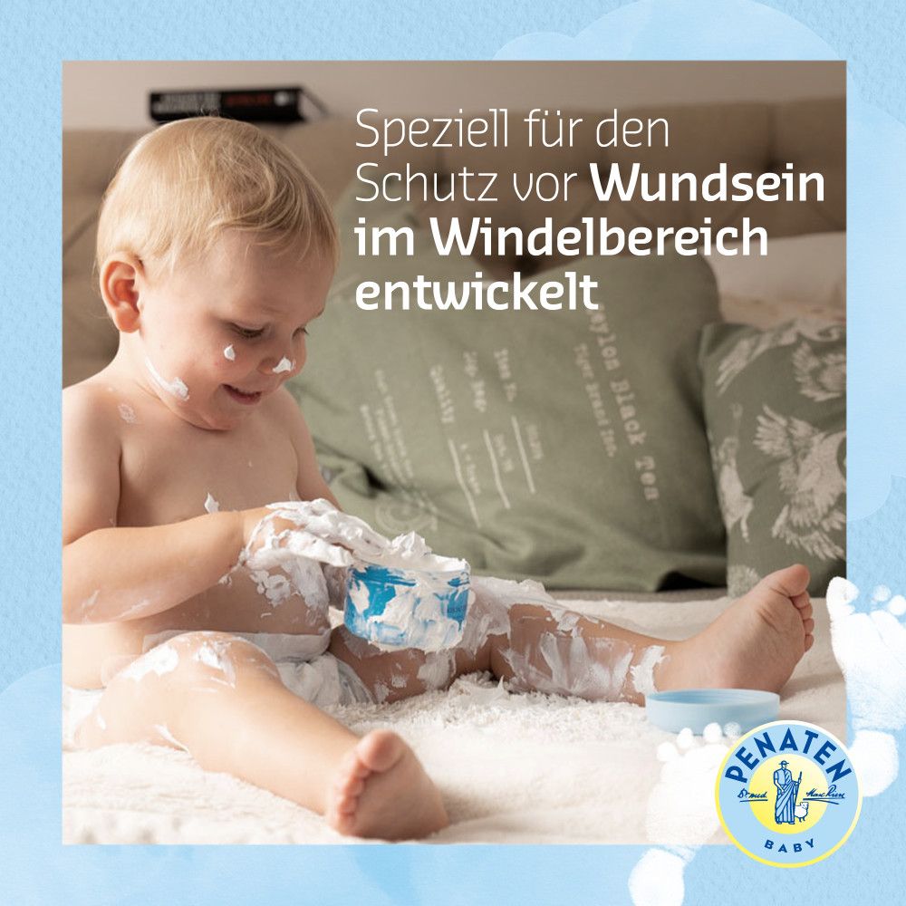 Kleinkind mit Creme auf dem Körper. Blaue Dose mit Penaten-Logo. Text: Speziell für den Schutz vor Wundsein.