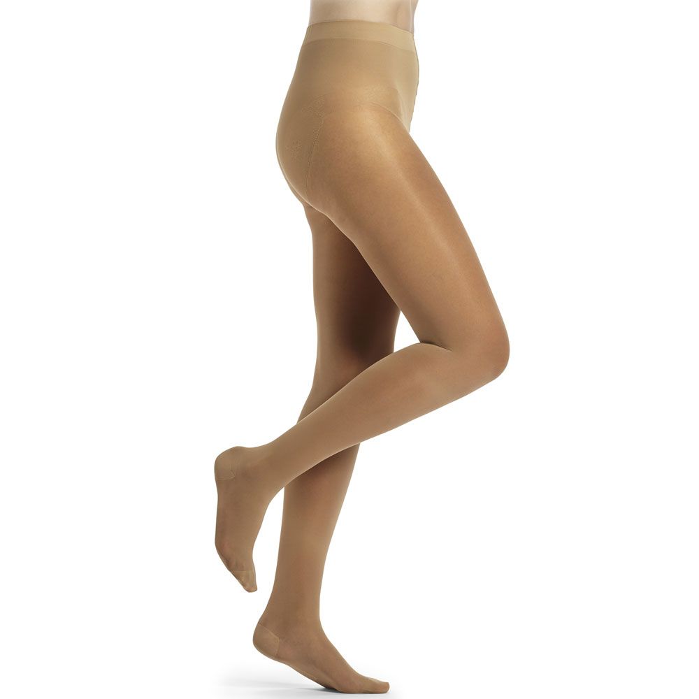 Hautfarbene Kompressionsstrumpfhose. Seitliche Ansicht einer Person, die die Strumpfhose trägt.