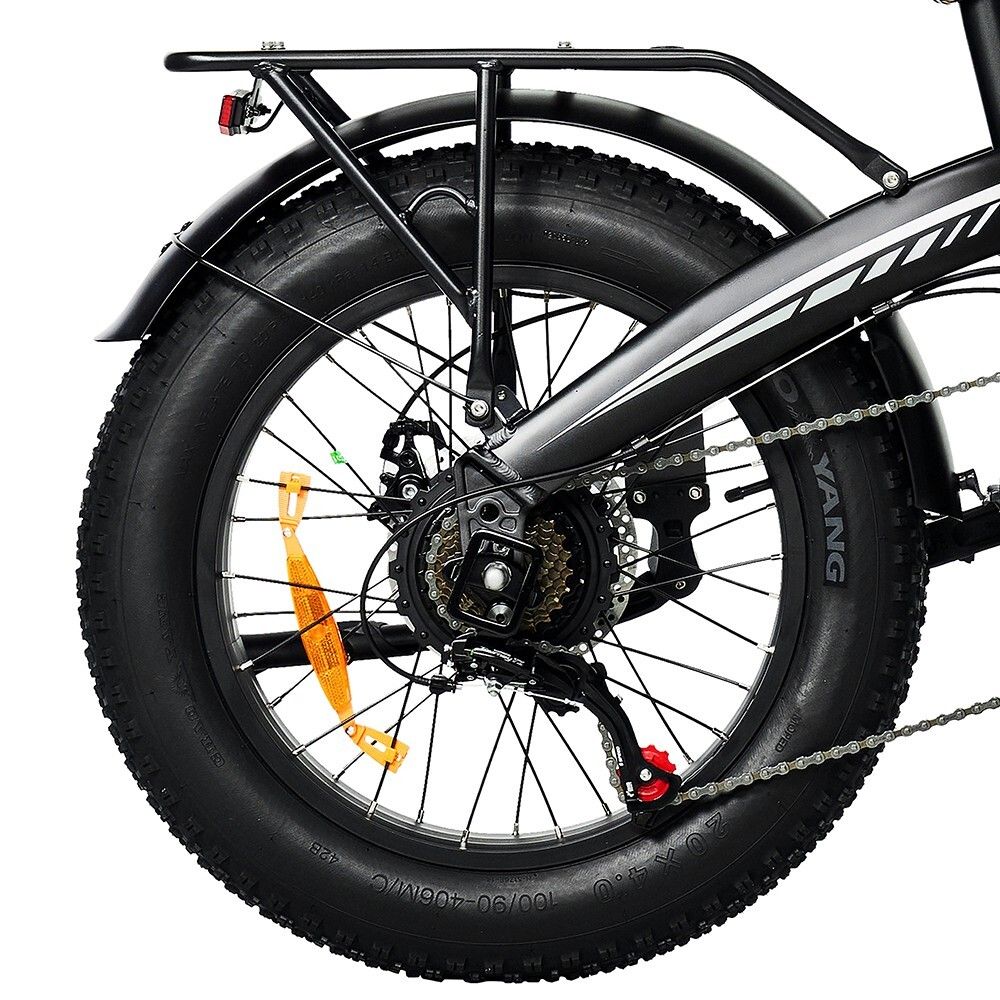 Hinterrad eines schwarzen Elektrofahrrads. Gepäckträger, Kotflügel, Kette und Gangschaltung sichtbar. Schwarze Reifen.