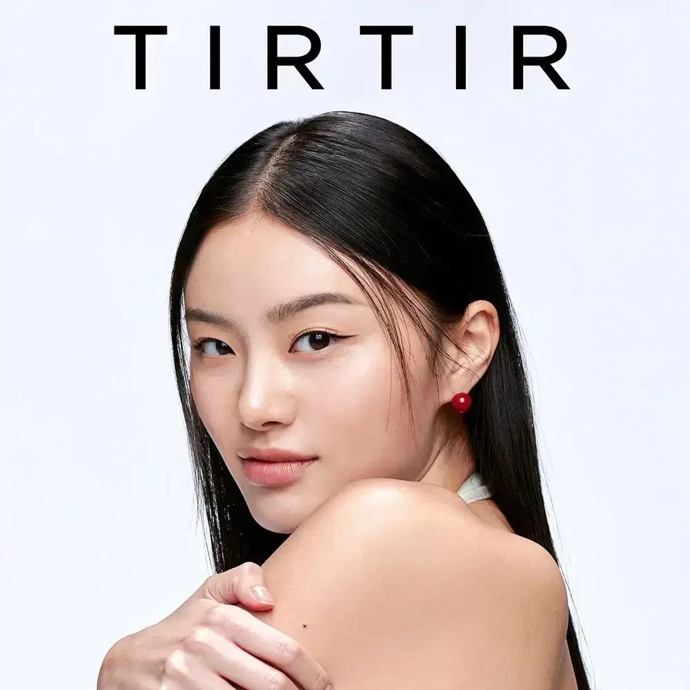 Porträt einer Frau mit TIRTIR Logo.