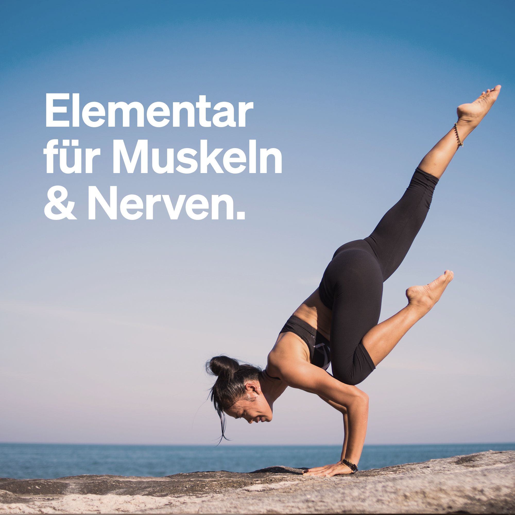 Eine Frau macht Yoga am Strand. Text: Elementar für Muskeln & Nerven.