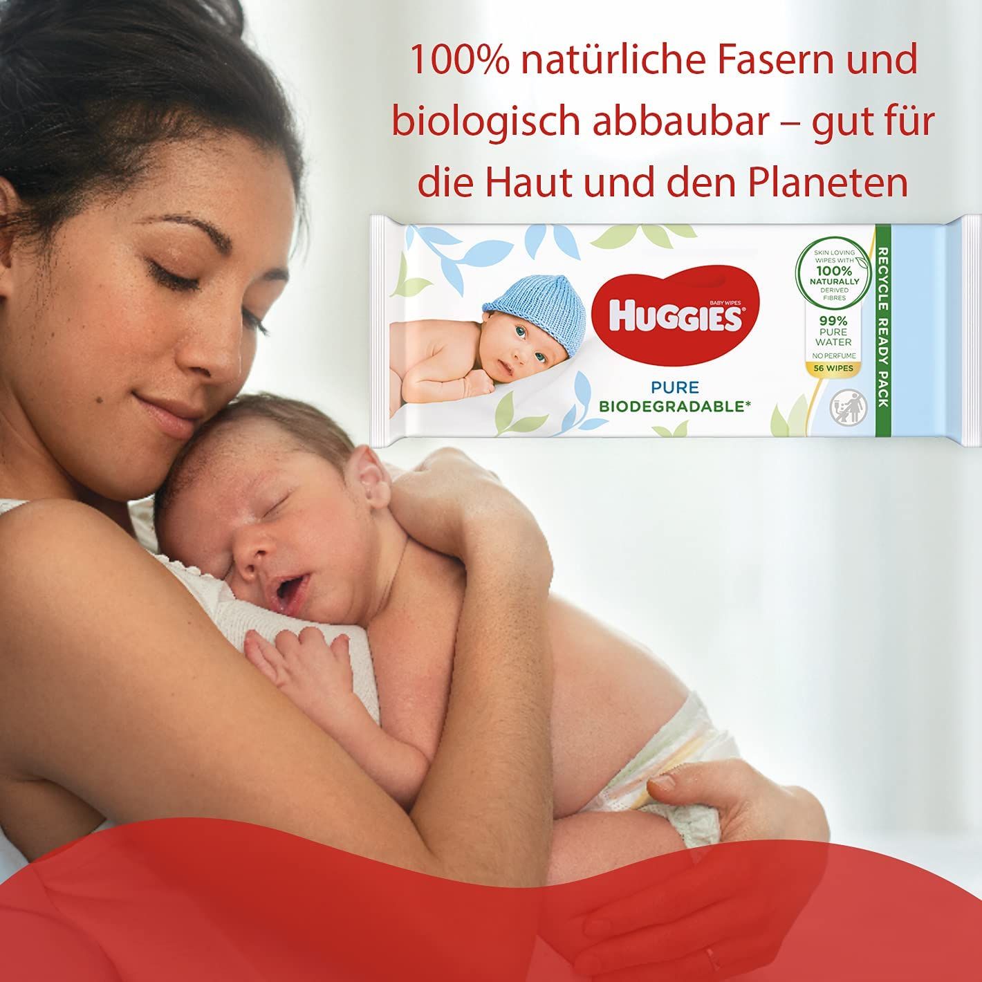 Mutter hält Baby im Arm. Packung Feuchttücher im Hintergrund. Huggies-Logo, 'Biodegradable' und '100% natürliche Fasern'.