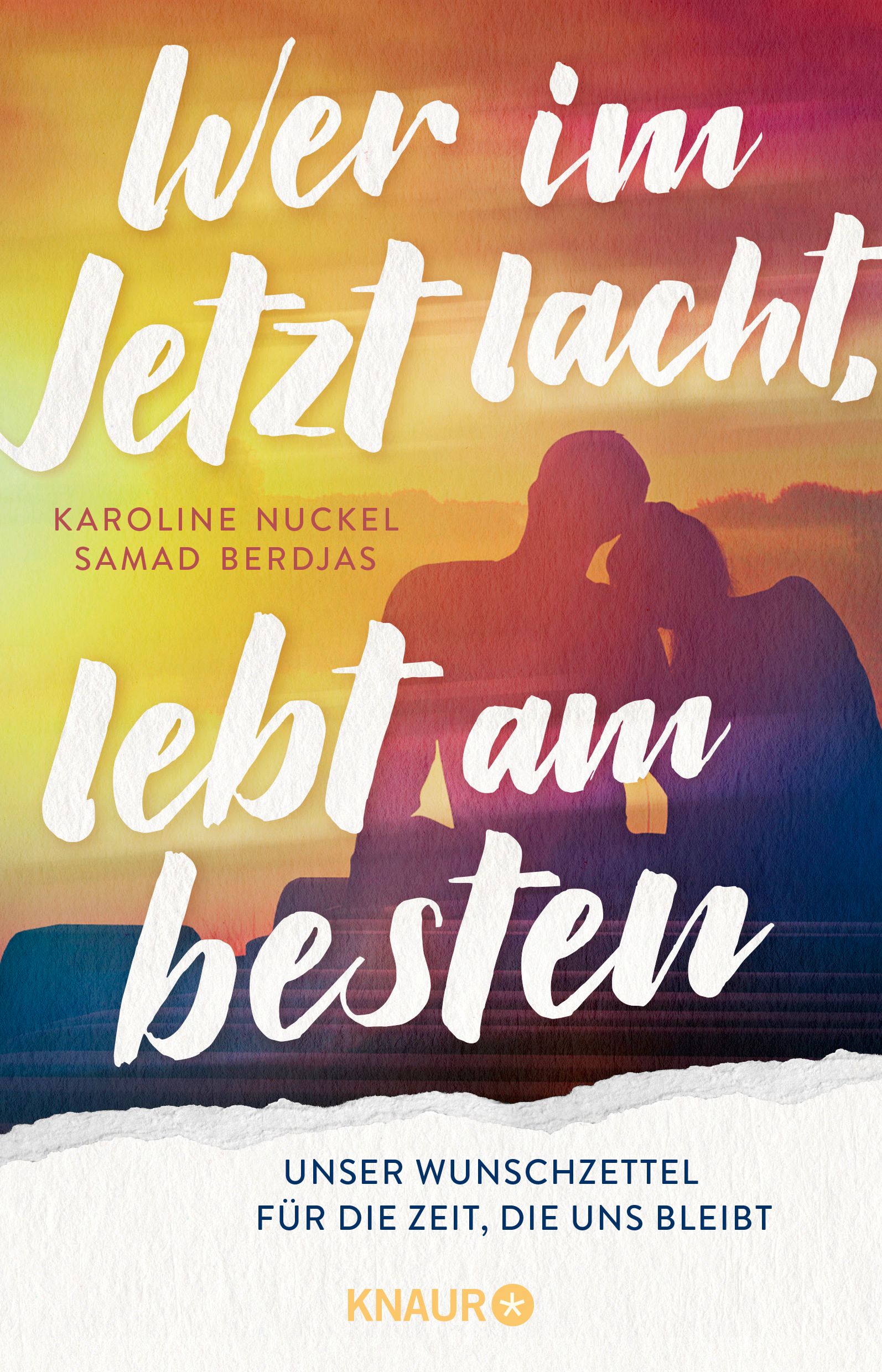 Buchcover mit Titel: Wer im Jetzt lacht, lebt am besten. Autoren: Karoline Nuckel, Samad Berdjas. Hintergrund: Paar bei Sonnenuntergang.