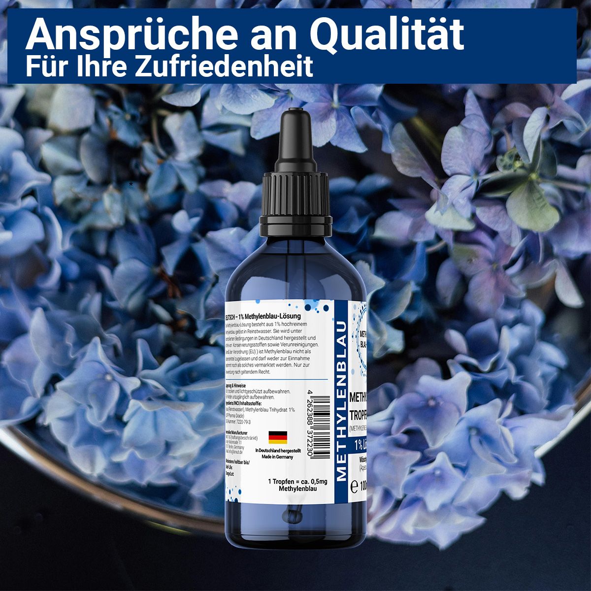 Blaue Flasche mit Tropfer vor blauem Blumendesign. Text: Ansprüche an Qualität. Produktinformationen.
