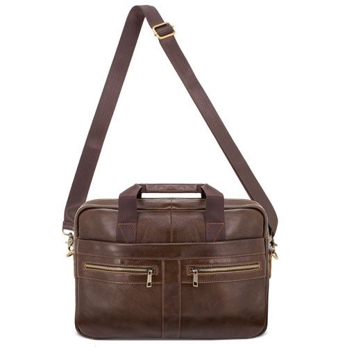 Braune Ledertasche mit Schulterriemen, Tragegriff und Metallbeschlägen. Perspektivische Ansicht.