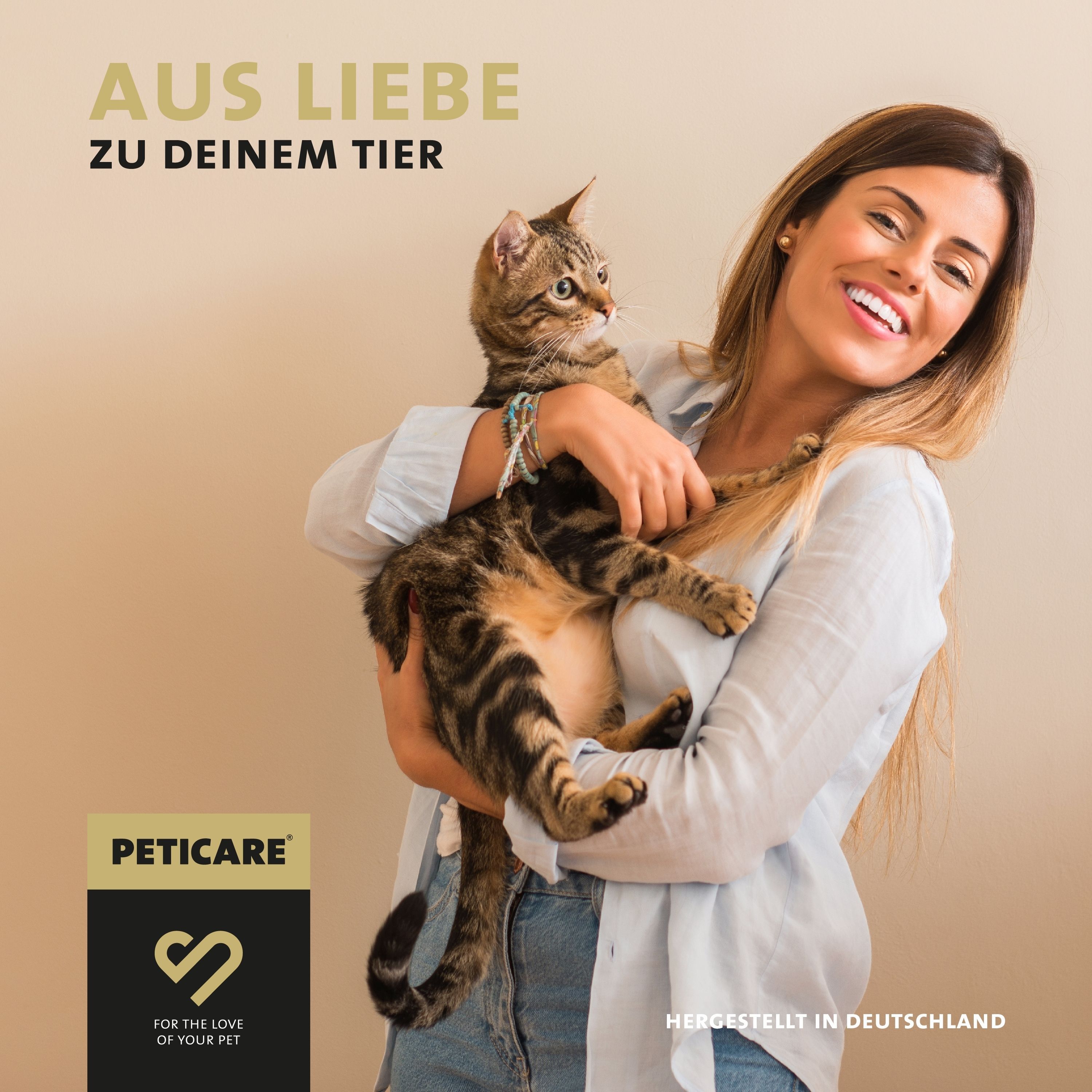 Frau hält Katze. Logo Peticare. Text: Aus Liebe zu deinem Tier. Hergestellt in Deutschland.