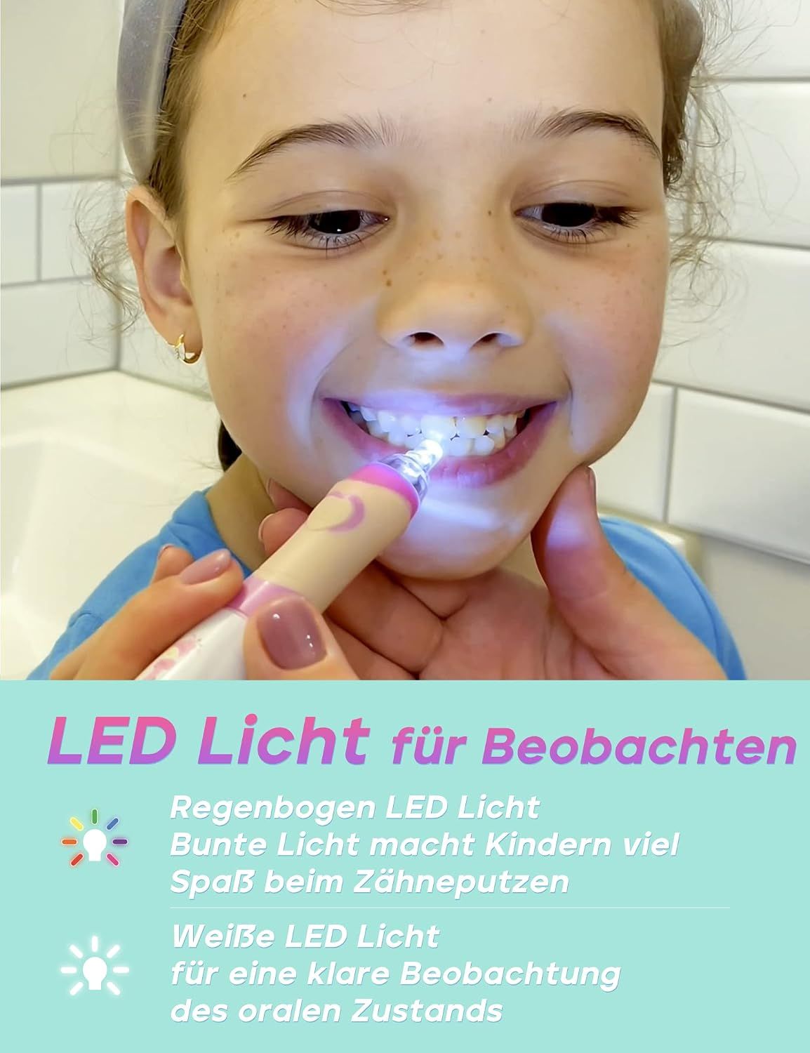 Kind putzt Zähne mit elektrischer Zahnbürste mit weißem und buntem LED-Licht zur Beobachtung.