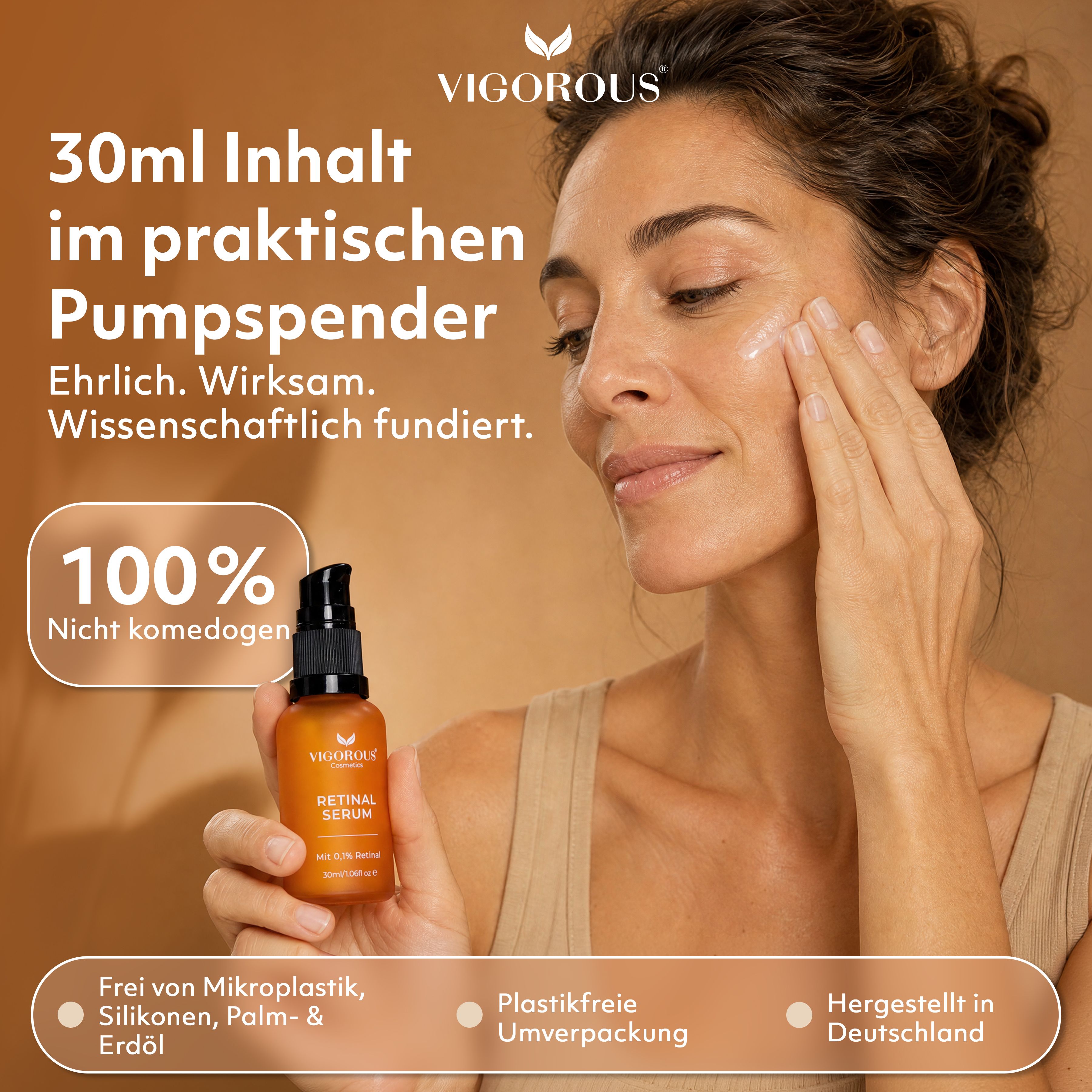 Frau hält Vigorous Retinal Serum Flasche. 30ml Inhalt, Pumpspender. Nicht komedogen. Frei von Mikroplastik, Silikonen, Palmöl.