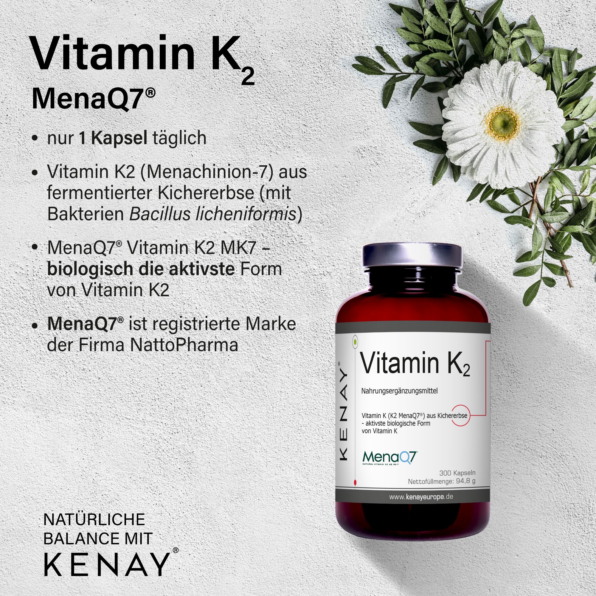 Braune Flasche mit weißem Etikett. Aufschrift: Vitamin K2, KENAY, MenaQ7. Dekoration mit Blättern und Blumen.