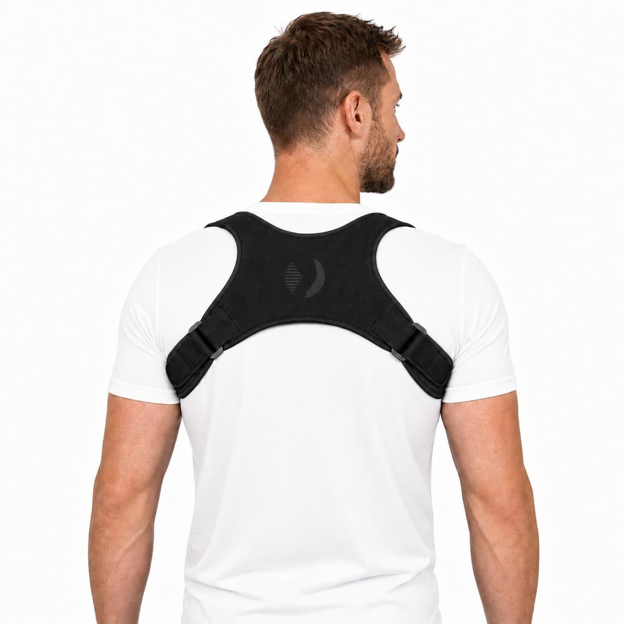 Schwarzer Haltungskorrektor aus Stoff mit verstellbaren Trägern, der über einem weißen T-Shirt getragen wird.
