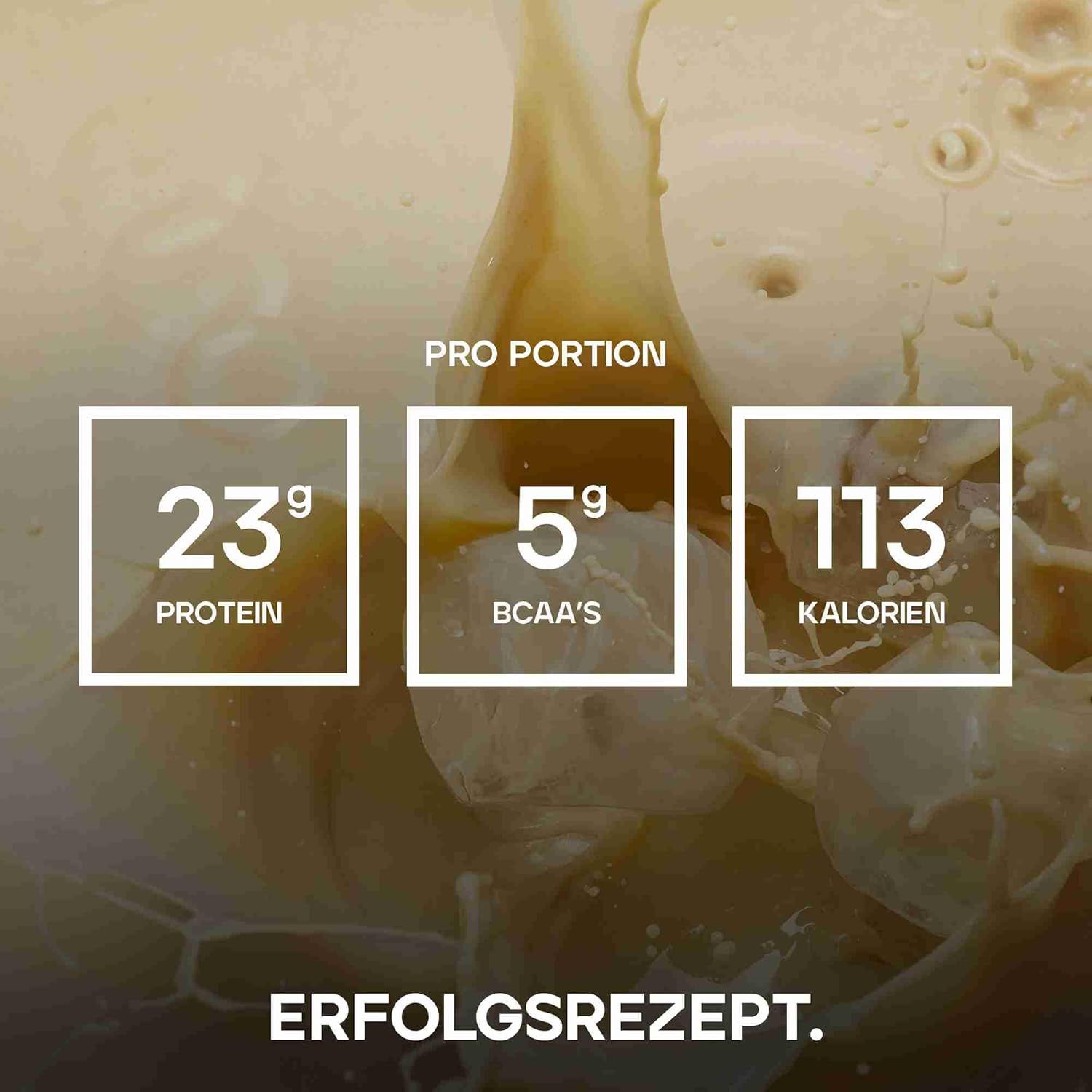 Nahaufnahme von Flüssigkeit mit Text: "PRO PORTION" und Angaben zu Protein, BCAAs und Kalorien. Text: ERFOLGSREZEPT.
