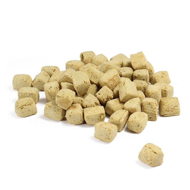 Hundekekse in Würfelform, beige. Auf weißem Hintergrund. Einzelne Kekse und ein Haufen.